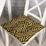 - Pofi-8203-Gorsel - Realhomes  Gold Zemin Üzerinde Siyah Geometrik Desenli Dijital Baskılı Modern Pofuduk Sandalye Minderi Realhomes