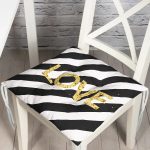 - Pofi-8212-Gorsel - Realhomes Beyaz Zeminde Siyah Yatay Çizgili Gold Renkli Love Yazılı Dijital Baskılı Modern Pofuduk Sandalye Minderi Realhomes