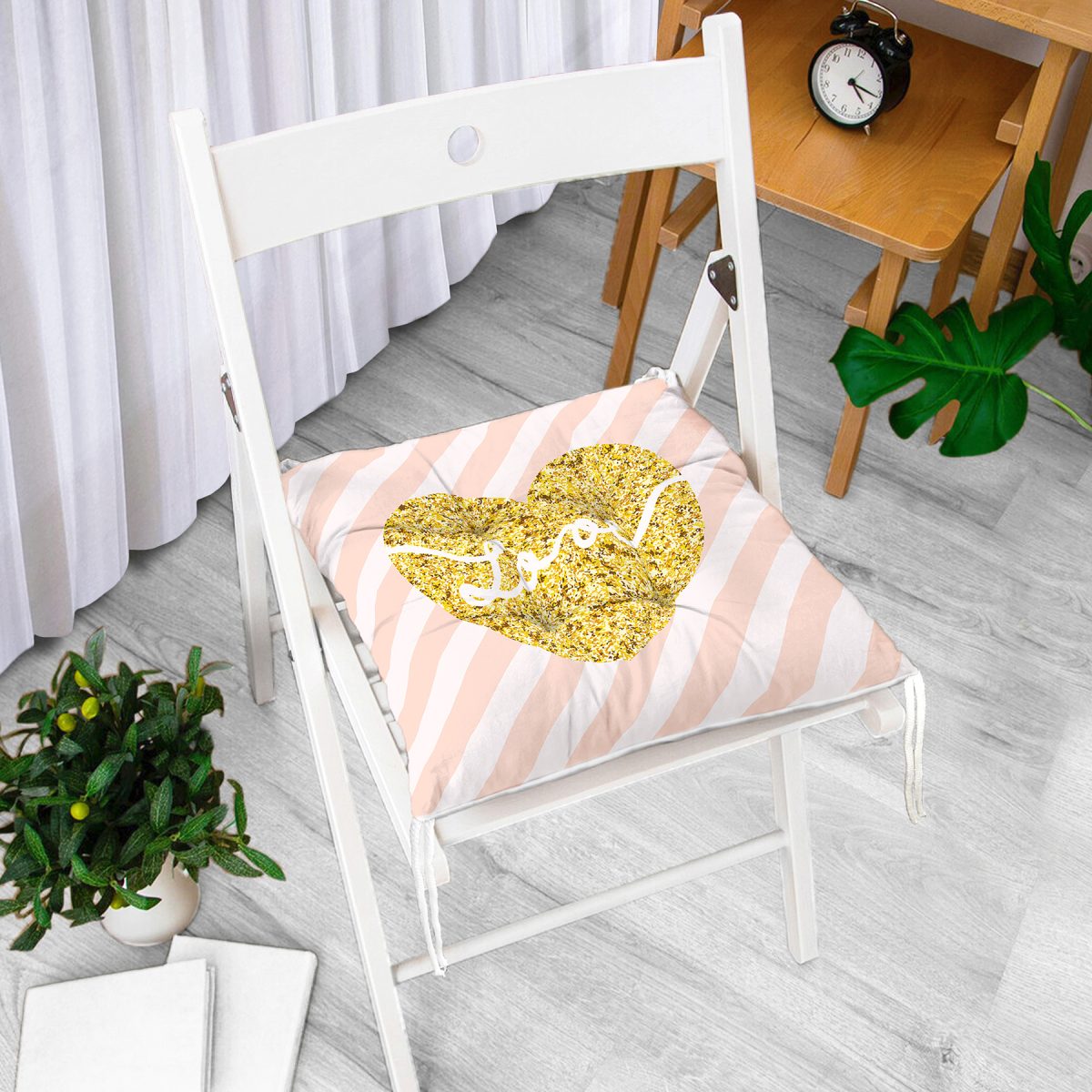Beyaz Zemin Üzerinde Gold Renkli Love Yazılı Dijital Baskılı Modern Pofuduk Sandalye Minderi Realhomes