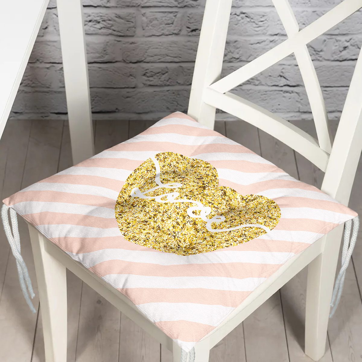 Beyaz Zemin Üzerinde Gold Renkli Love Yazılı Dijital Baskılı Modern Pofuduk Sandalye Minderi Realhomes