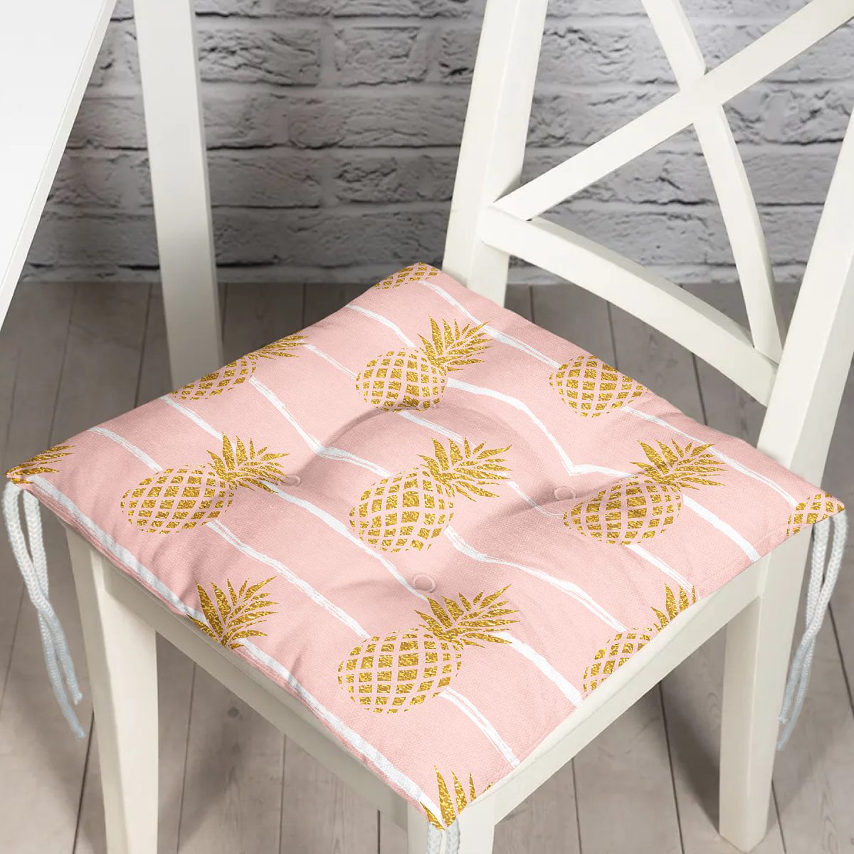 Pastel Zemin Üzerinde Gold Renkli Ananas Desenli Dijital Baskılı Modern Pofuduk Sandalye Minderi Realhomes