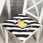 - Pofi-8241-Gorsel - Realhomes  Beyaz Zeminde Siyah Yatay Çizgili Gold Detaylı Kalp Desenli Dijital Baskılı Modern Pofuduk Sandalye Minderi Realhomes
