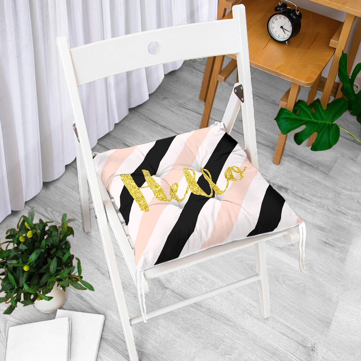 Beyaz Zeminde Renkli Yatay Çizgili Gold Detaylı Hello Yazılı Dijital Baskılı Modern Pofuduk Sandalye Minderi Realhomes