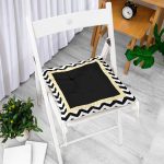 Beyaz Zemin Üzerinde Gold Detaylı Siyah Zikzak Desenli Dijital Baskılı Modern Pofuduk Sandalye Minderi Realhomes