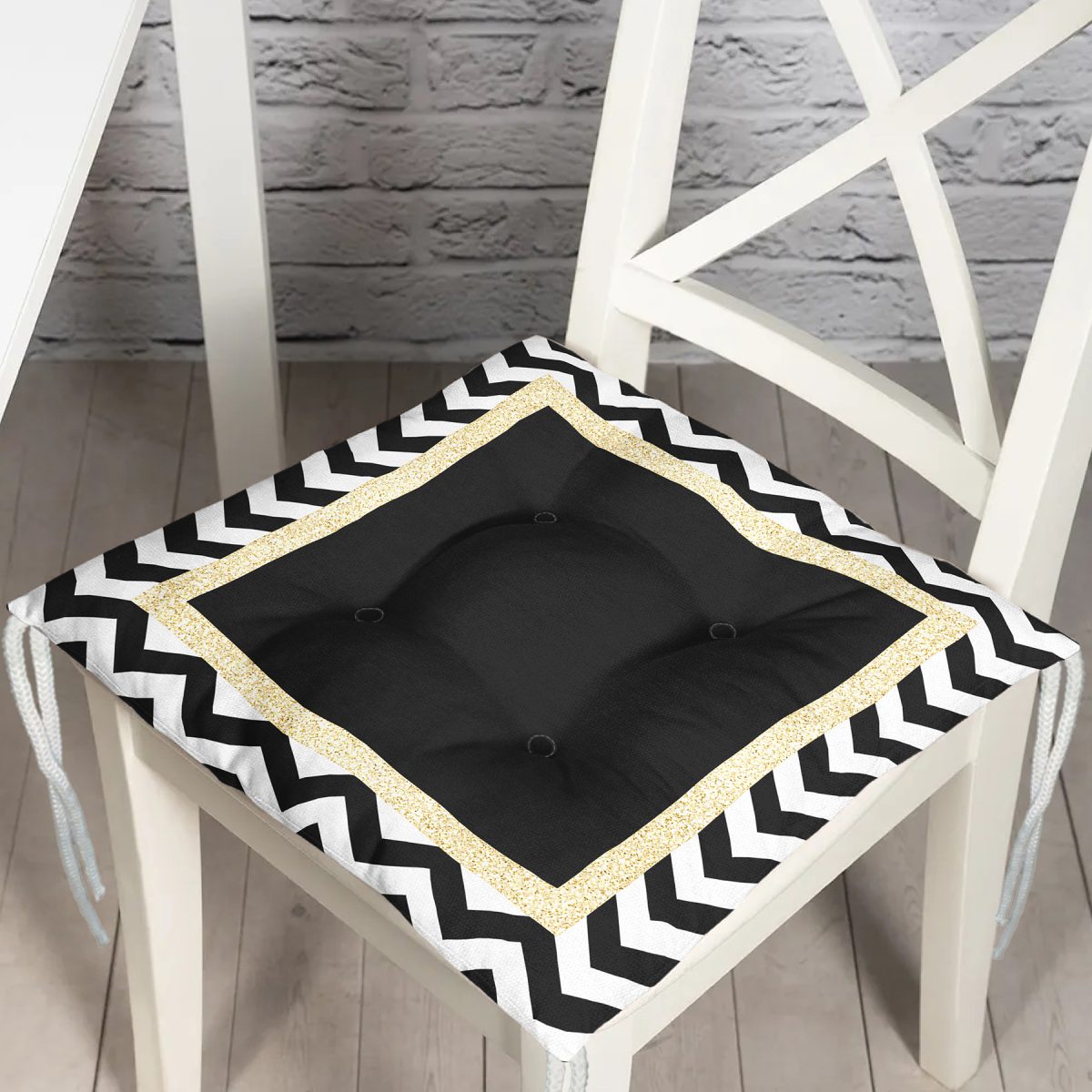 Beyaz Zemin Üzerinde Gold Detaylı Siyah Zikzak Desenli Dijital Baskılı Modern Pofuduk Sandalye Minderi Realhomes
