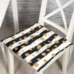 - Pofi-8282-Gorsel - Realhomes Beyaz Zeminde Siyah Çizgili Gold Detaylı Puantiyeli Dijital Baskılı Modern Pofuduk Sandalye Minderi Realhomes