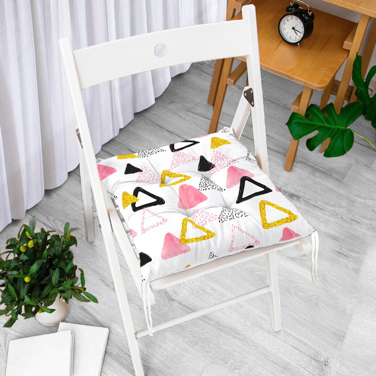 Beyaz Zemin Üzerinde Renkli Geometrik Desenli Dijital Baskılı Modern Pofuduk Sandalye Minderi Realhomes