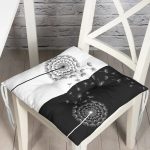 - Pofi-8296-Gorsel - Realhomes Siyah Beyaz Zemin Üzerinde Çiçek Desenli Dijital Baskılı Modern Pofuduk Sandalye Minderi Realhomes