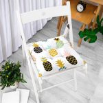 - Pofi-8315-Gorsel-1 - Realhomes Beyaz Zemin Üzerinde Gold Detaylı Ananas Desenli Dijital Baskılı Modern Pofuduk Sandalye Minderi Realhomes