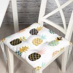 - Pofi-8315-Gorsel - Realhomes Beyaz Zemin Üzerinde Gold Detaylı Ananas Desenli Dijital Baskılı Modern Pofuduk Sandalye Minderi Realhomes