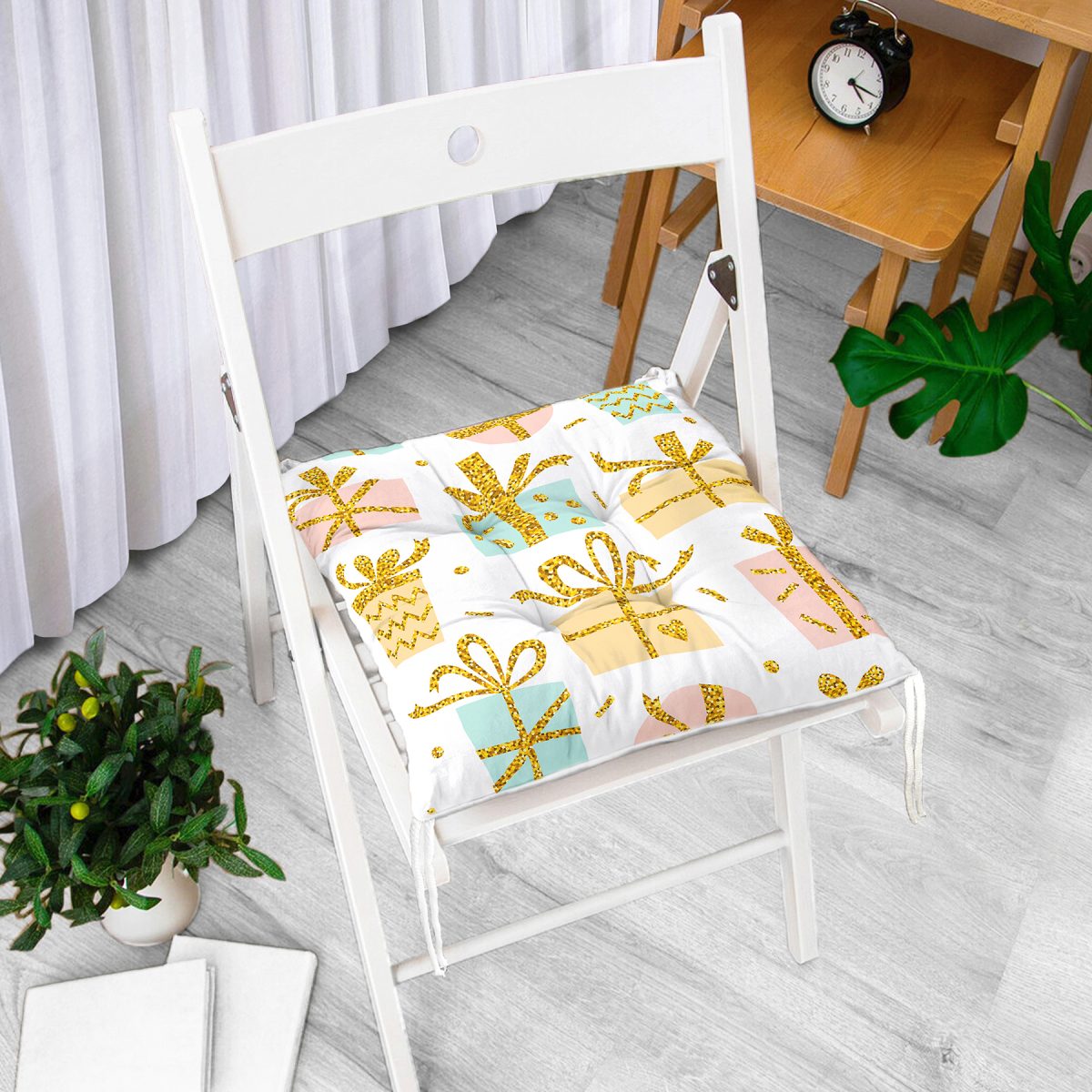 Beyaz Zemin Üzerinde Gold Detaylı Hediye Paketi Desenli Dijital Baskılı Modern Pofuduk Sandalye Minderi Realhomes