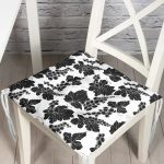 - Pofi-8318-Gorsel - Realhomes  Beyaz Zemin Üzerinde Siyah Yaprak Desenli Dijital Baskılı Modern Pofuduk Sandalye Minderi Realhomes