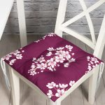 - Pofi-8368-Gorsel - Realhomes Bordo Zemin Üzerinde Beyaz Rengarenk Çiçek Desenli Dijital Baskılı Modern Pofuduk Sandalye Minderi Realhomes