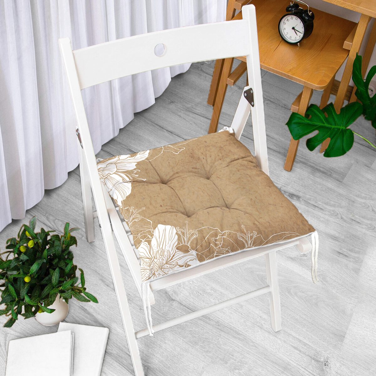 Rengarenk Zemin Üzerinde Beyaz Çiçek Desenli Dijital Baskılı Modern Pofuduk Sandalye Minderi Realhomes