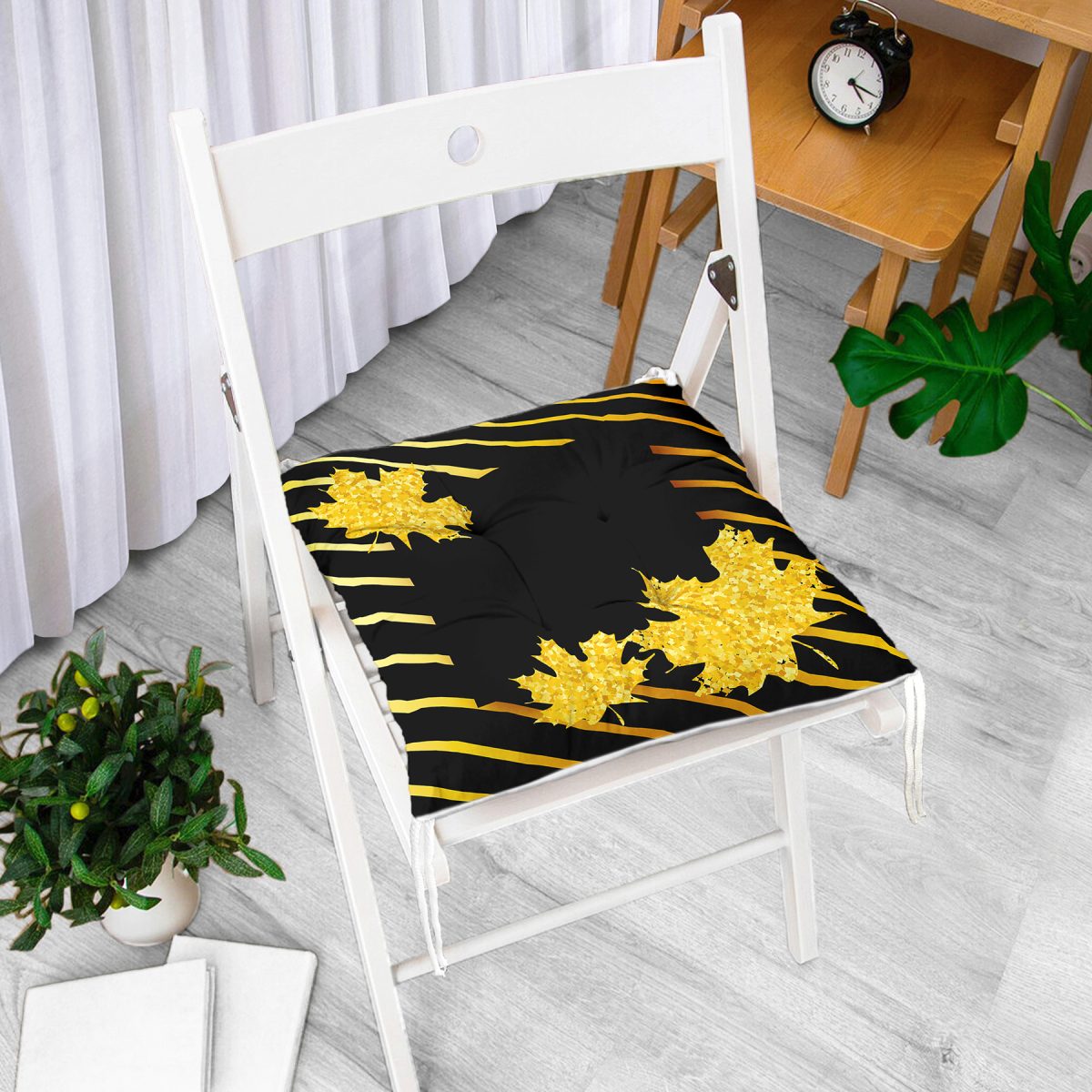 Siyah Zeminde Gold Detaylı Sonbahar Yaprak Desenli Dijital Baskılı Modern Pofuduk Sandalye Minderi Realhomes
