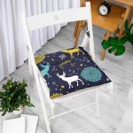 - Pofi-8409-Gorsel-1 - Realhomes Renkli Zemin Üzerinde Geyik Desenli Dijital Baskılı Modern Pofuduk Sandalye Minderi Realhomes