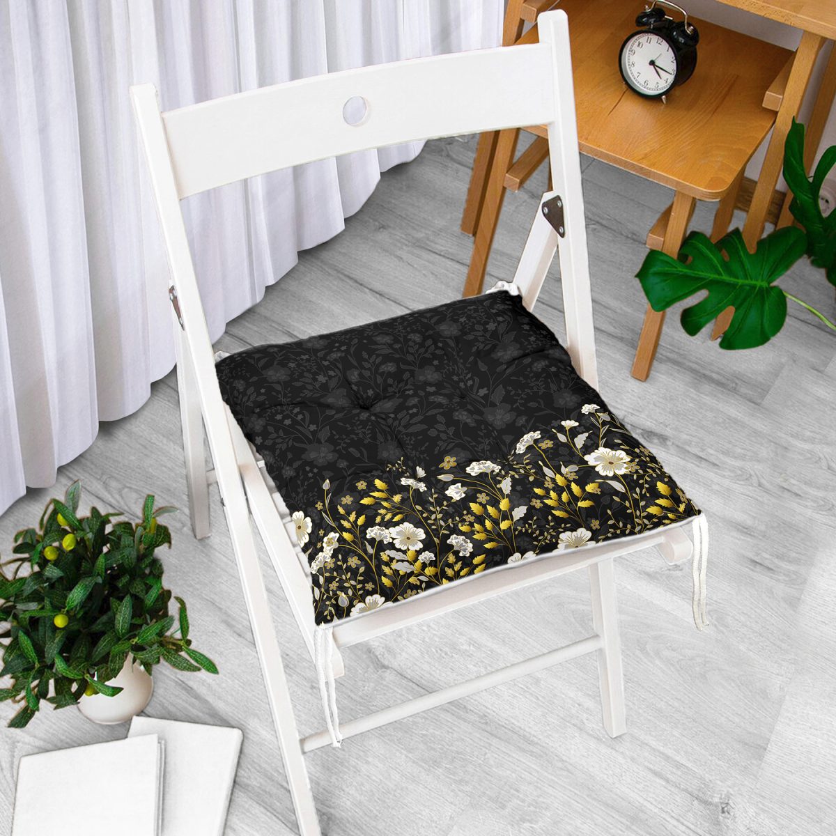 Siyah Zemin Üzerinde Gold Detaylı Çiçek Desenli Dijital Baskılı Modern Pofuduk Sandalye Minderi Realhomes