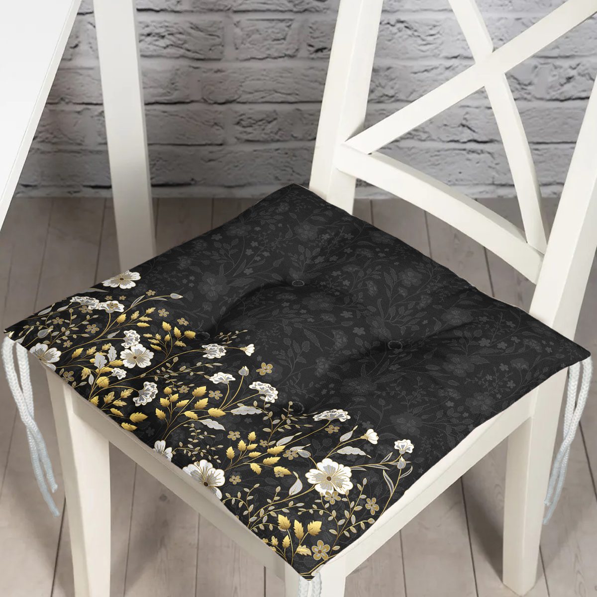 Siyah Zemin Üzerinde Gold Detaylı Çiçek Desenli Dijital Baskılı Modern Pofuduk Sandalye Minderi Realhomes