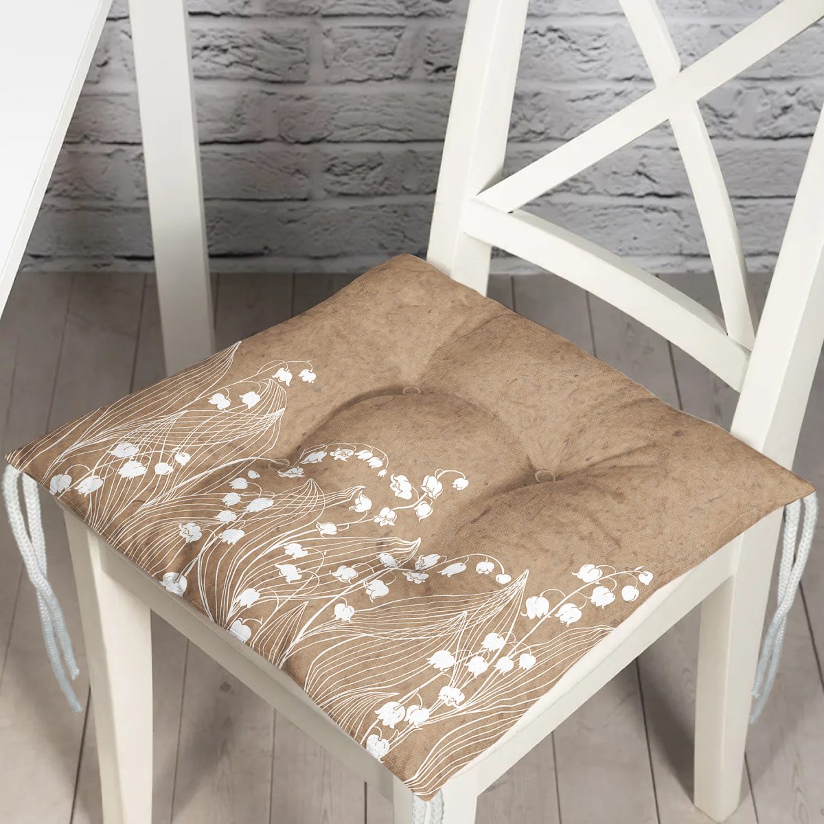 Rengarenk Zemin Üzerinde Beyaz Çiçek Desenli Dijital Baskılı Modern Pofuduk Sandalye Minderi Realhomes