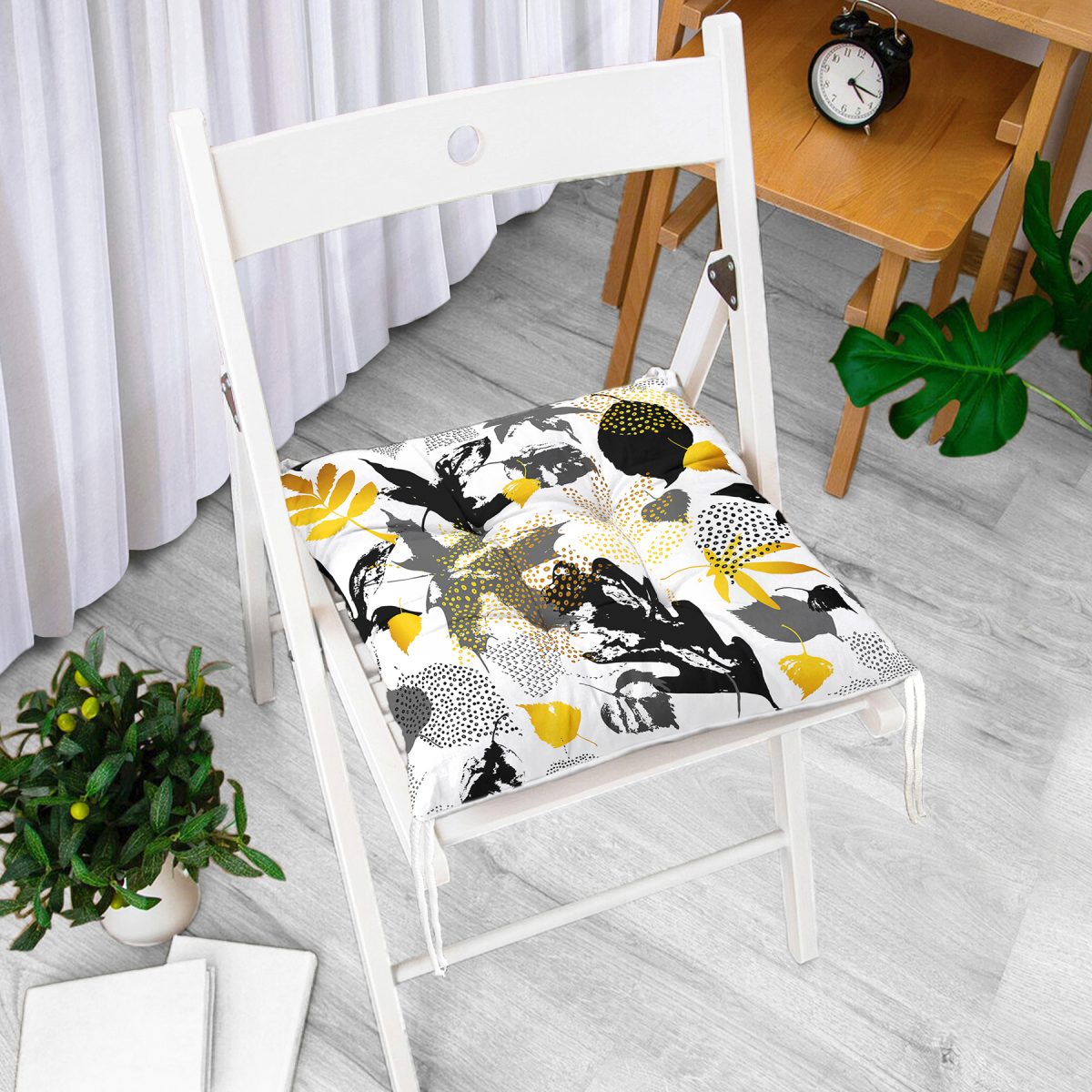 Beyaz Zemin Üzerinde Gold Detaylı Yaprak Desenli Dijital Baskılı Modern Pofuduk Sandalye Minderi Realhomes