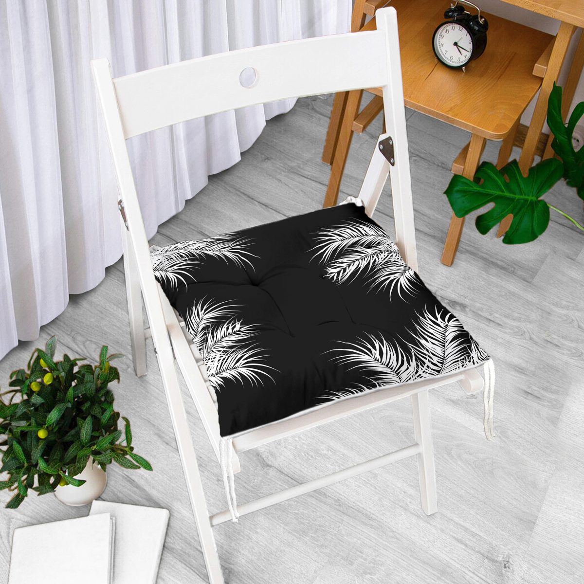 Siyah Zemin Üzerinde Beyaz Yaprak Desenli Dijital Baskılı Modern Pofuduk Sandalye Minderi Realhomes