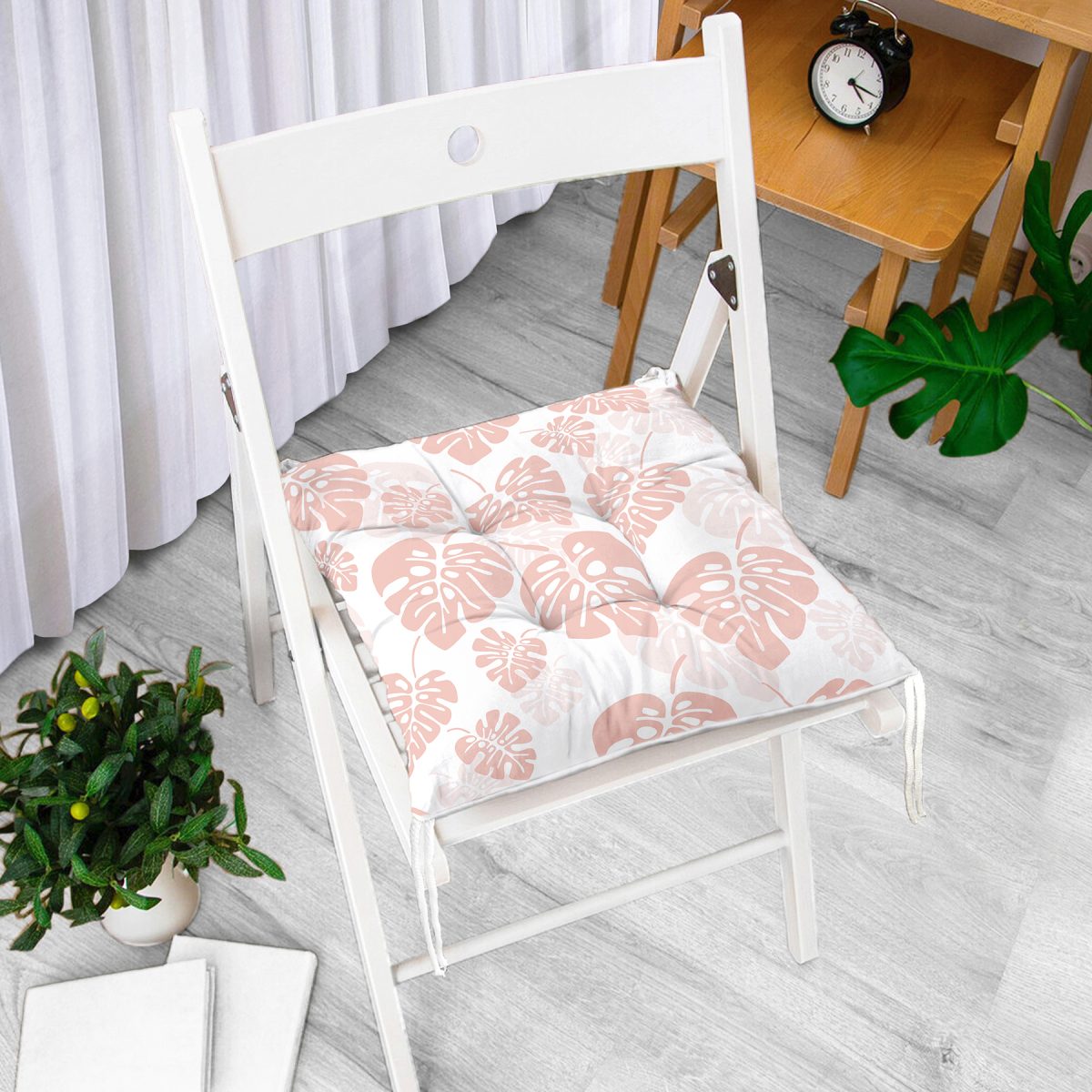 Pastel Zemin Üzerinde Beyaz Yaprak Desenli Dijital Baskılı Modern Pofuduk Sandalye Minderi Realhomes
