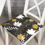 - Pofi-8453-Gorsel - Realhomes Siyah Zemin Üzerinde Gold Detaylı Yaprak Desenli Dijital Baskılı Modern Pofuduk Sandalye Minderi Realhomes