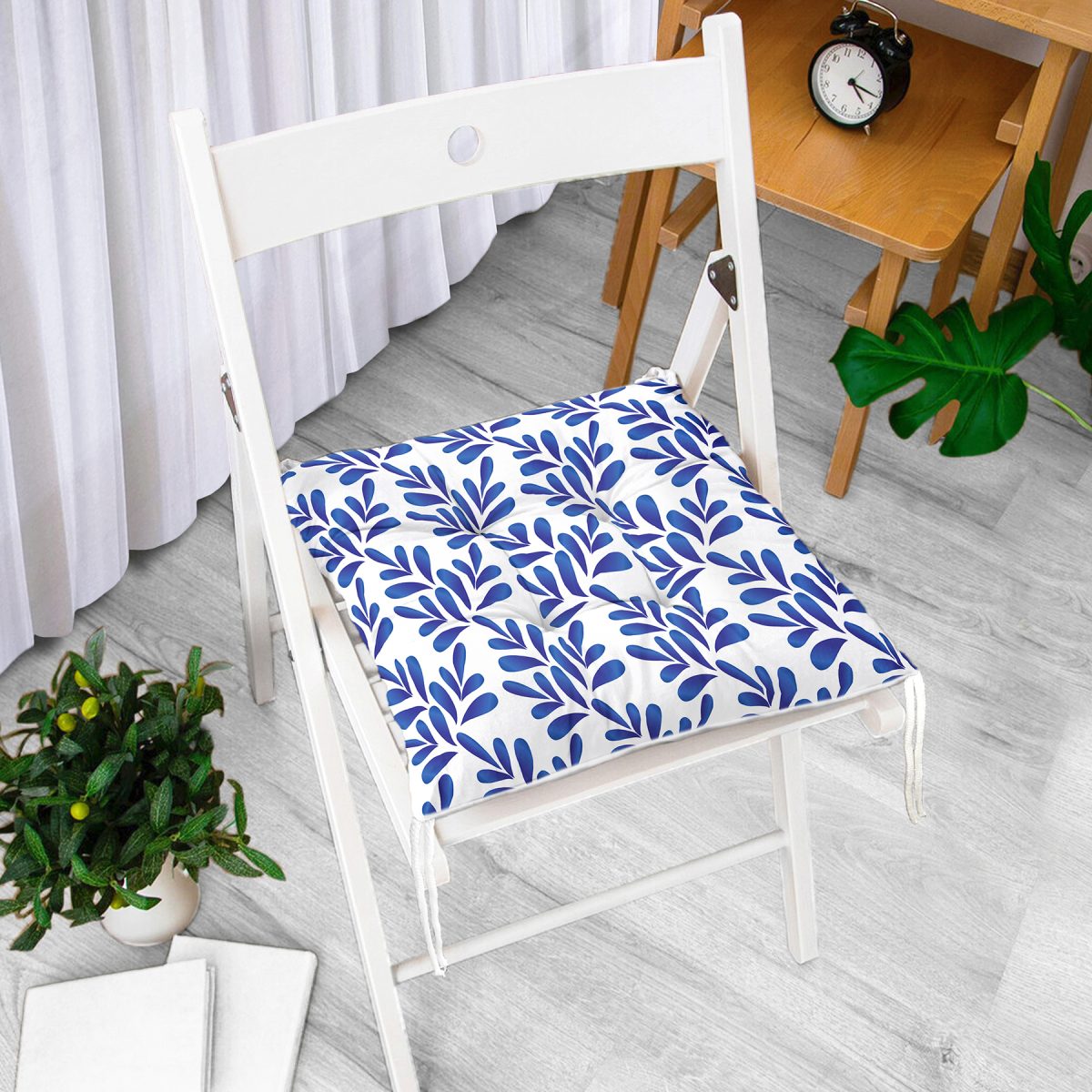 Beyaz Zemin Üzerinde Mavi Yaprak Desenli Dijital Baskılı Modern Pofuduk Sandalye Minderi Realhomes