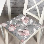 - Pofi-8484-Gorsel - Realhomes  Pastel Zemin Üzerinde Rengarenk Çiçek Desenli Dijital Baskılı Modern Pofuduk Sandalye Minderi Realhomes
