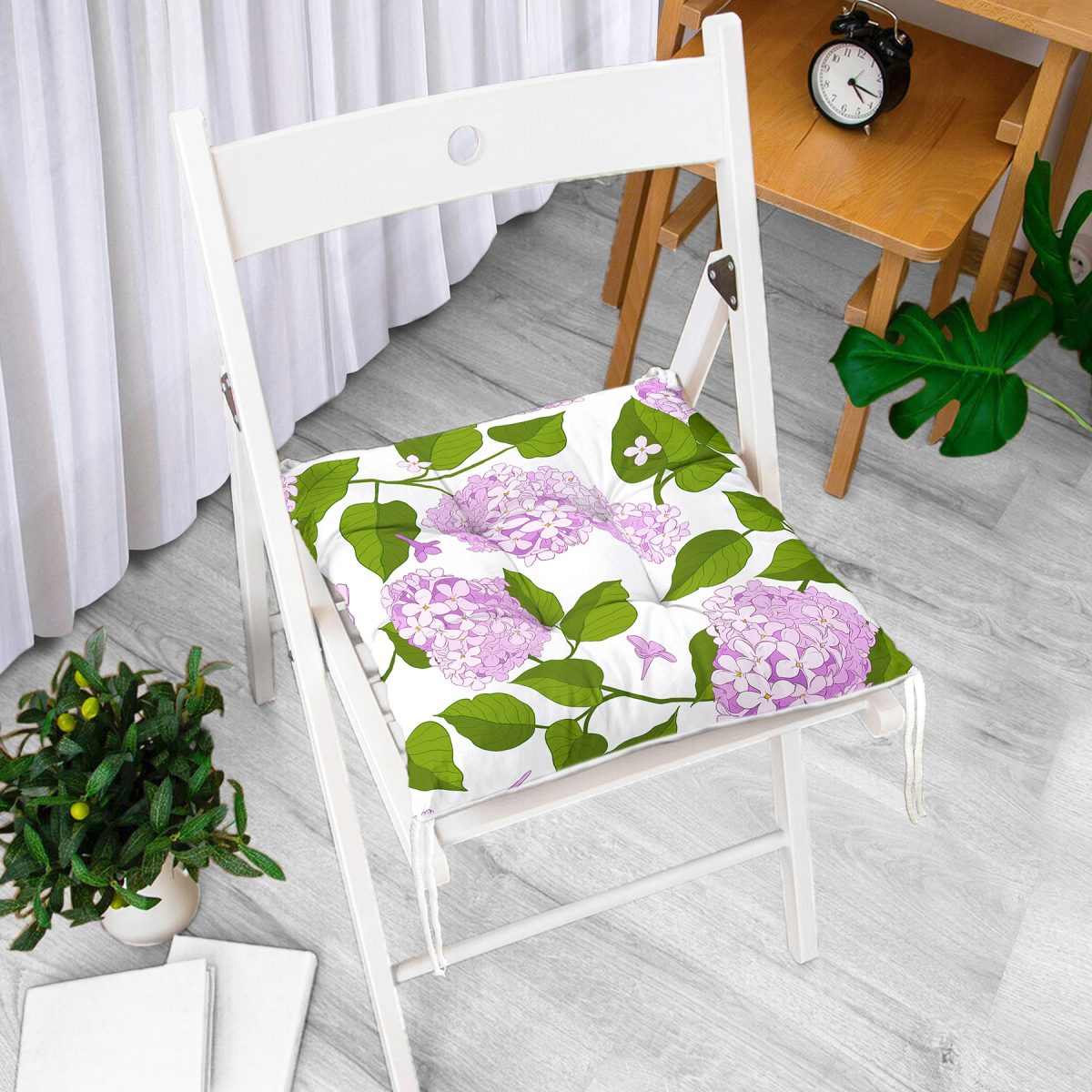 Beyaz Zemin Üzerinde Yeşil Yapraklı Çiçek Desenli Dijital Baskılı Modern Pofuduk Sandalye Minderi Realhomes