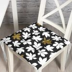 - Pofi-8517-Gorsel - Realhomes Siyah Zemin Üzerinde Gold Detaylı Beyaz Çiçek Desenli Dijital Baskılı Modern Pofuduk Sandalye Minderi Realhomes