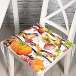 - Pofi-8526-Gorsel - Realhomes Beyaz Zemin Üzerinde Siyah Çizgili Bal Kabağı Desenli Dijital Baskılı Modern Pofuduk Sandalye Minderi Realhomes