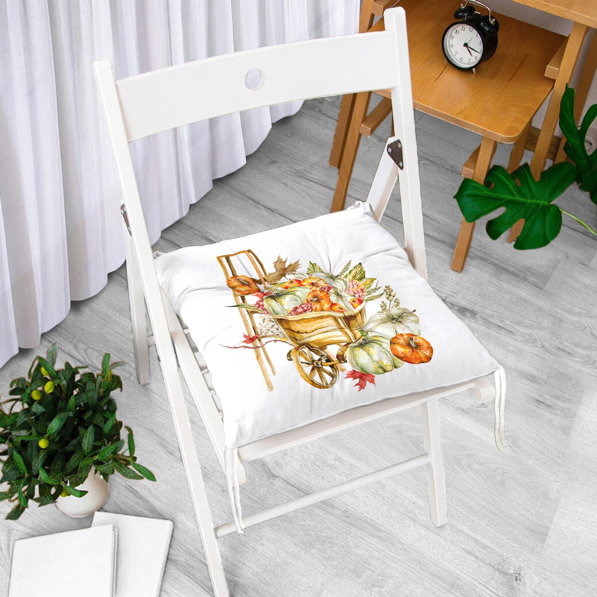 Beyaz Zemin Üzerinde Balkabağı Desenli Dijital Baskılı Modern Pofuduk Sandalye Minderi Realhomes