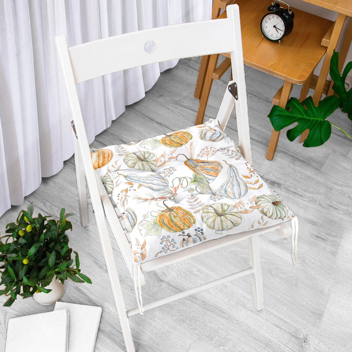 Beyaz Zemin Üzerinde Balkabağı Desenli Dijital Baskılı Modern Pofuduk Sandalye Minderi Realhomes