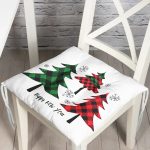 - Pofi-8613-Gorsel - Realhomes  Beyaz Zemin Üzerinde Ekose Desenli Çam Ağacı Motifli Dijital Baskılı Modern Pofuduk Sandalye Minderi Realhomes