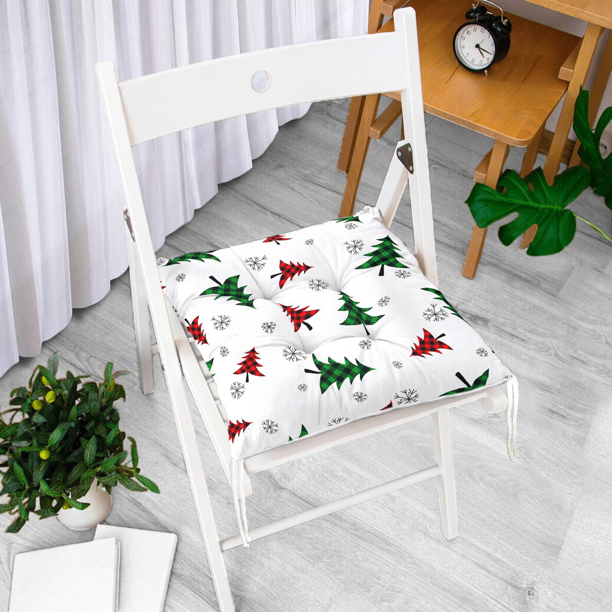 Beyaz Zemin Üzerinde Ekoseli Çam Ağacı Desenli Dijital Baskılı Modern Pofuduk Sandalye Minderi Realhomes