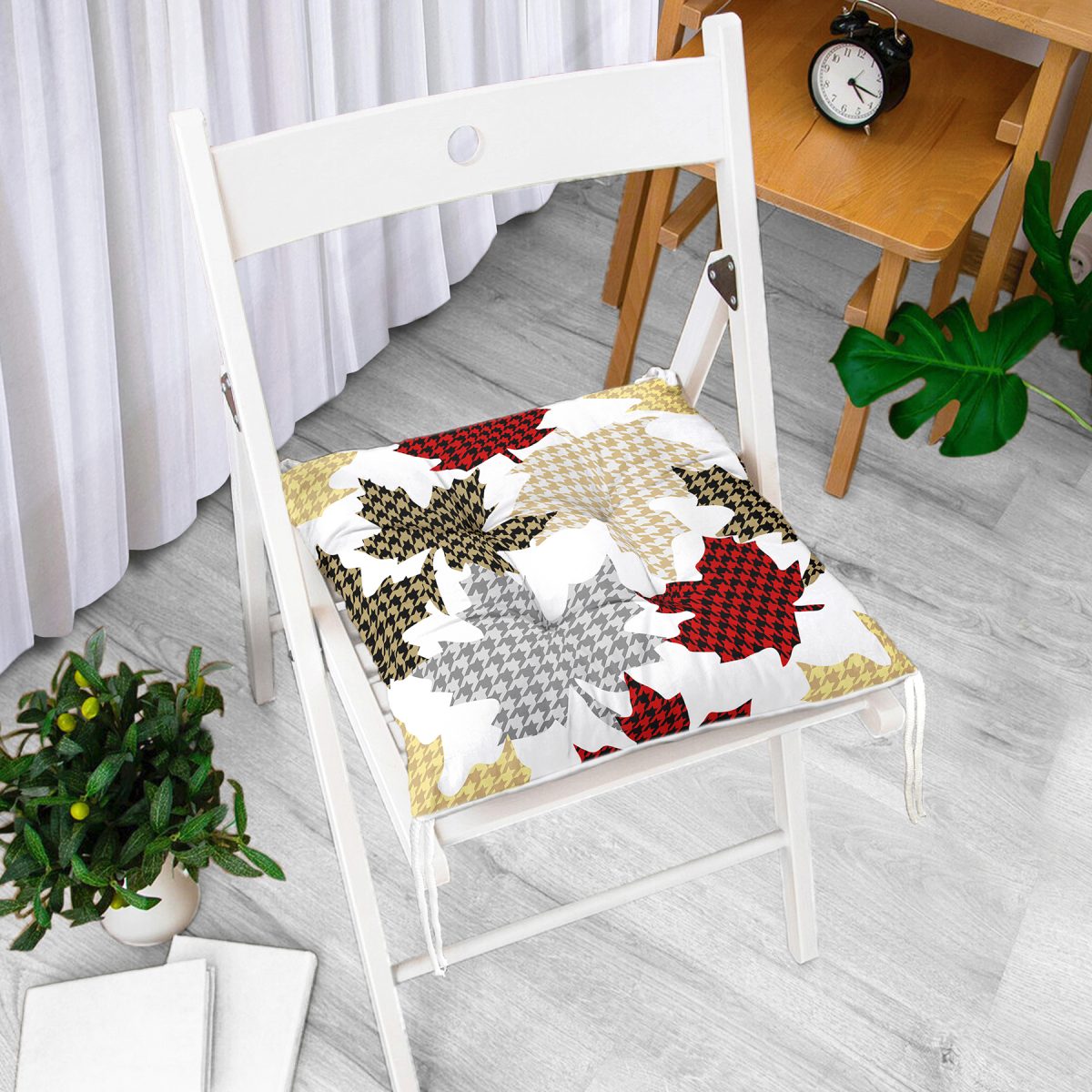 Beyaz Zemin Üzerinde Ekoseli Yaprak Desenli Dijital Baskılı Modern Pofuduk Sandalye Minderi Realhomes