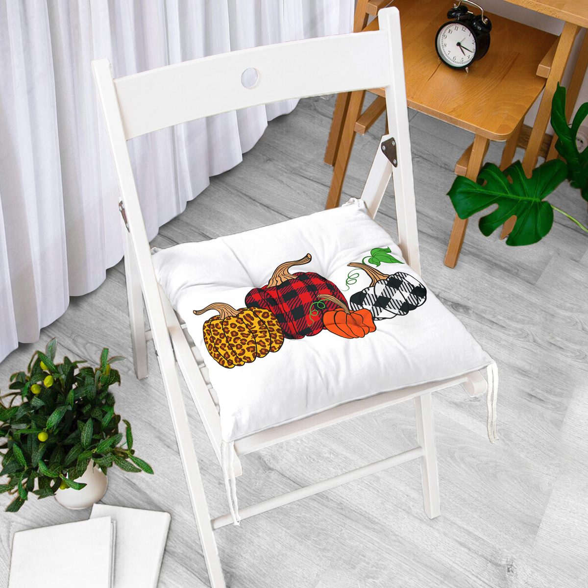 Beyaz Zemin Üzerinde Ekoseli Balkabakları Dijital Baskılı Modern Pofuduk Sandalye Minderi Realhomes