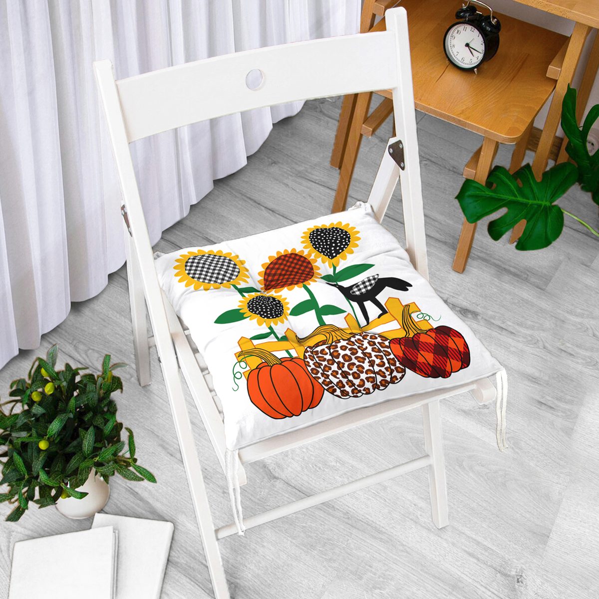 Beyaz Zemin Üzerinde Ayçiçek Desenli Ekoseli Balkabağı Dijital Baskılı Modern Pofuduk Sandalye Minderi Realhomes