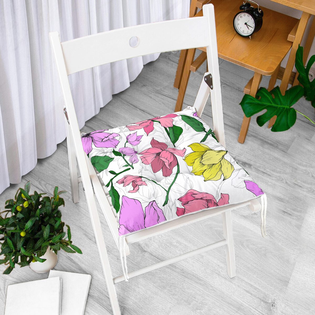 Beyaz Zemin Üzerinde Rengarenk Çiçek Desenli Dijital Baskılı Modern Pofuduk Sandalye Minderi Realhomes