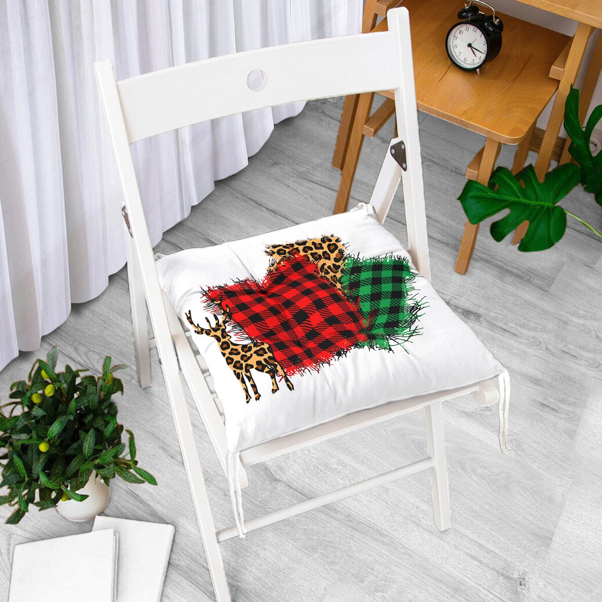 Beyaz Zemin Üzerinde Ekoseli Kumaş Desenli Dijital Baskılı Modern Pofuduk Sandalye Minderi Realhomes