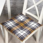 Beyaz Zemin Üzerinde Renkli Ekose Desenli Dijital Baskılı Modern Pofuduk Sandalye Minderi Realhomes