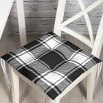 - Pofi-8673-Gorsel - Realhomes  Beyaz Zemin Üzerinde Siyah Ekose Desenli Dijital Baskılı Modern Pofuduk Sandalye Minderi Realhomes