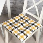 - Pofi-8700-Gorsel - Realhomes  Beyaz Zemin Üzerinde Siyah Sarı Ekose Desenli Dijital Baskılı Modern Pofuduk Sandalye Minderi Realhomes