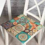 - Pofi-8757-Gorsel - Realhomes Renkli Zemin Üzerinde Geometrik Desenli Dijital Baskılı Modern Pofuduk Sandalye Minderi Realhomes