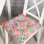 - Pofi-8760-Gorsel - Realhomes  Beyaz Zemin Üzerinde Çini Desenli Dijital Baskılı Modern Pofuduk Sandalye Minderi Realhomes