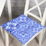 - Pofi-8770-Gorsel - Realhomes Beyaz Zemin Üzerinde Çini Desenli Dijital Baskılı Modern Pofuduk Sandalye Minderi Realhomes