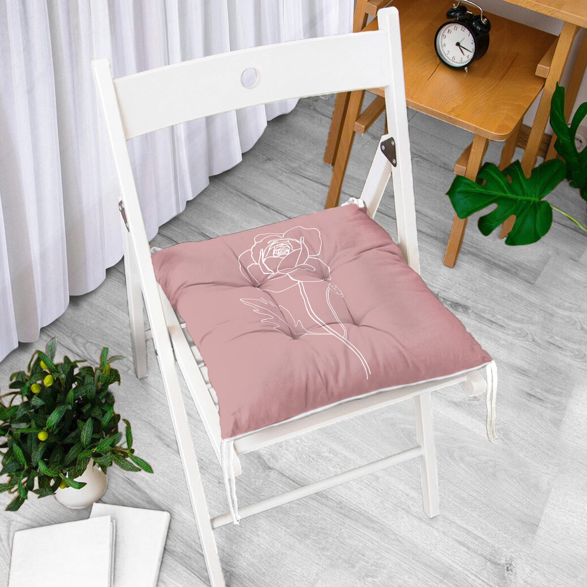 Pastel Zemin Üzerinde Beyaz Çiçek Desenli Dijital Baskılı Modern Pofuduk Sandalye Minderi Realhomes