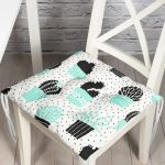 - Pofi-8848-Gorsel - Realhomes  Beyaz Zemin Üzerinde Siyah Puantiyeli Kaktüs Desenli Dijital Baskılı Modern Pofuduk Sandalye Minderi Realhomes