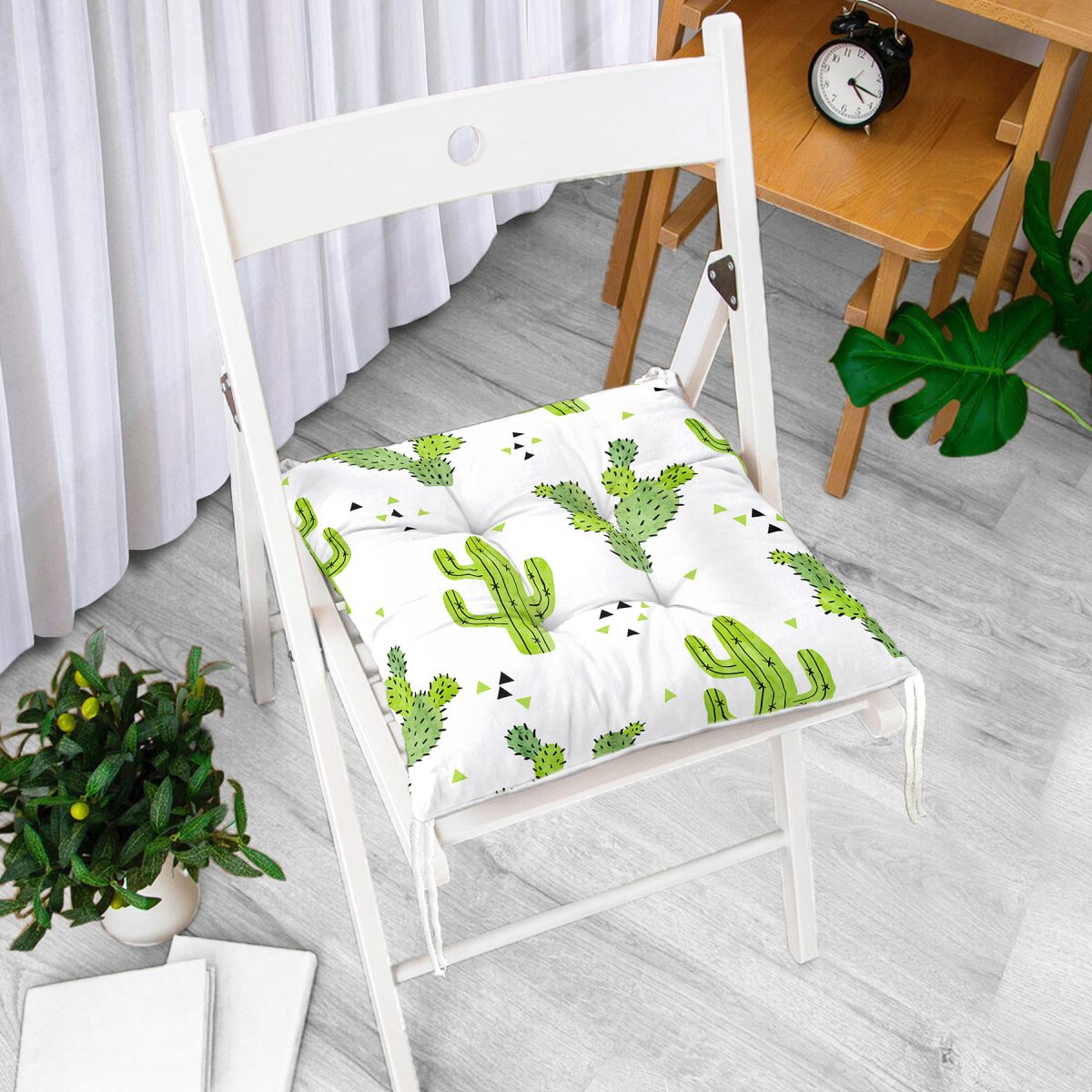 Beyaz Zemin Üzerinde Renkli Kaktüs Desenli Dijital Baskılı Modern Pofuduk Sandalye Minderi Realhomes